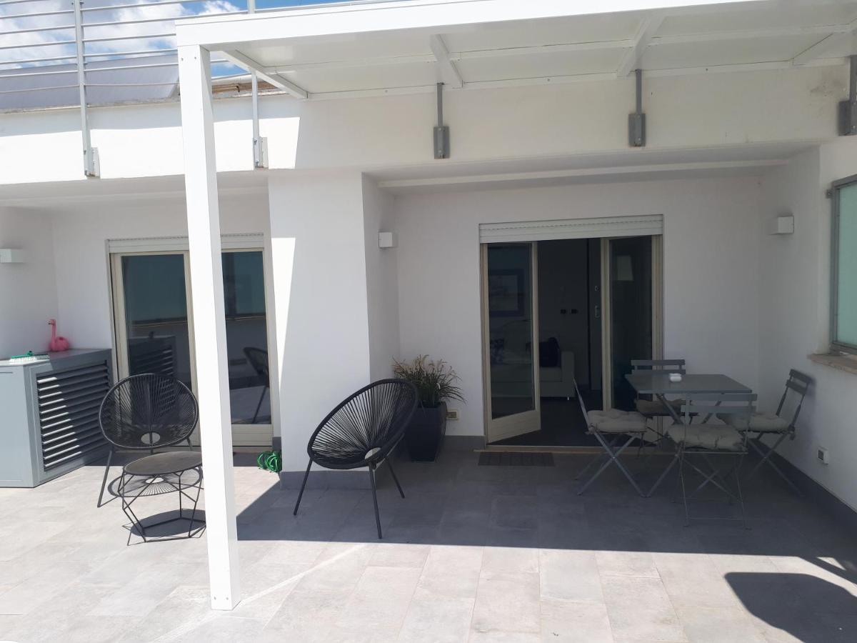 Penthouse 40 In Trastevere With Seasonally Jacuzzi Roma Exterior foto