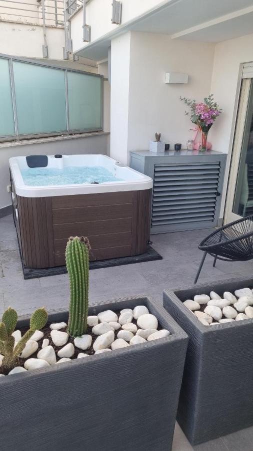 Penthouse 40 In Trastevere With Seasonally Jacuzzi Roma Exterior foto