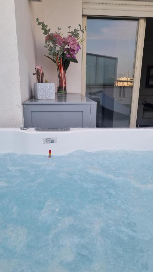 Penthouse 40 In Trastevere With Seasonally Jacuzzi Roma Exterior foto