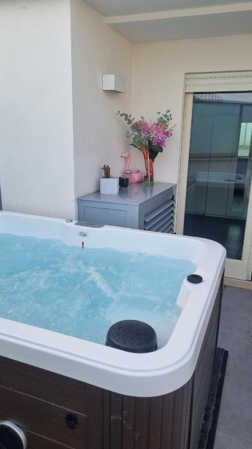 Penthouse 40 In Trastevere With Seasonally Jacuzzi Roma Exterior foto
